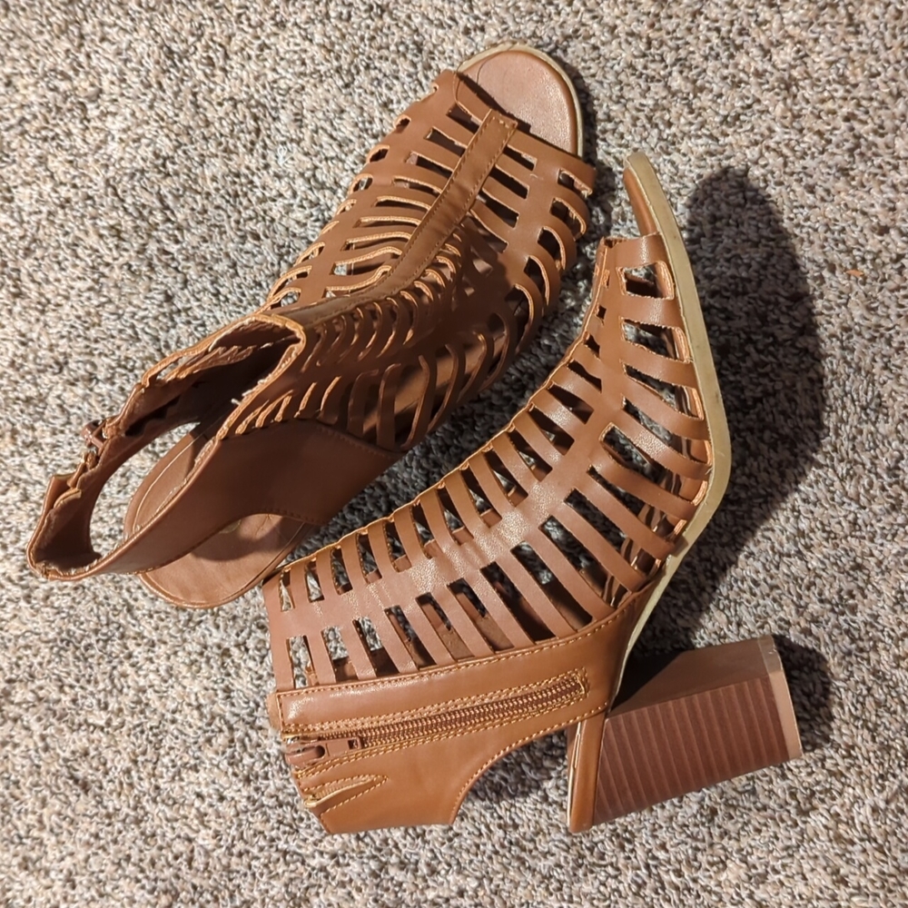Women's healed dress shoes